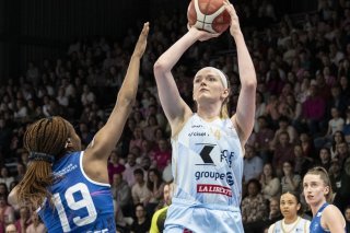 Abigail Fogg (de face) et les Elfes n'ont pas tremblé une seule seconde dans l'acte V face à Nyon KEYSTONE/PETER SCHNEIDER
